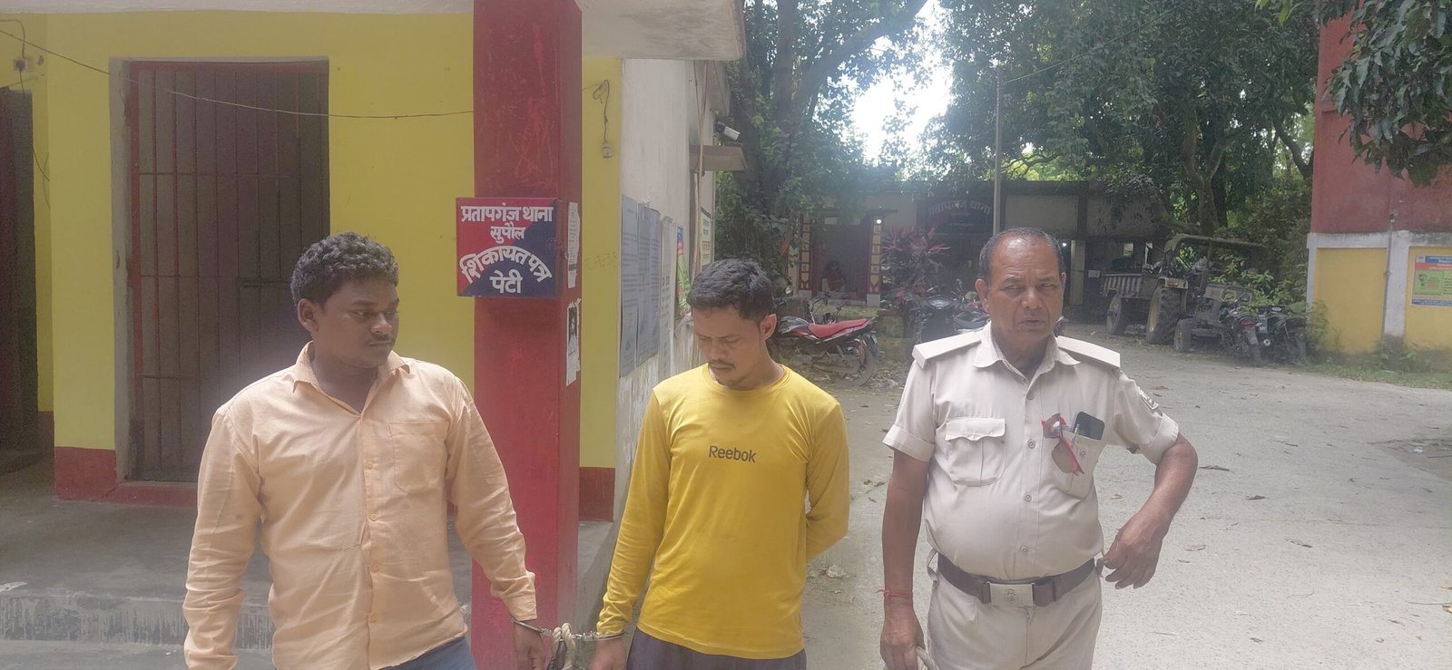 बीस लीटर देशी शराब के साथ दो तस्कर गिरफ्तार, भेजे गए जेल।