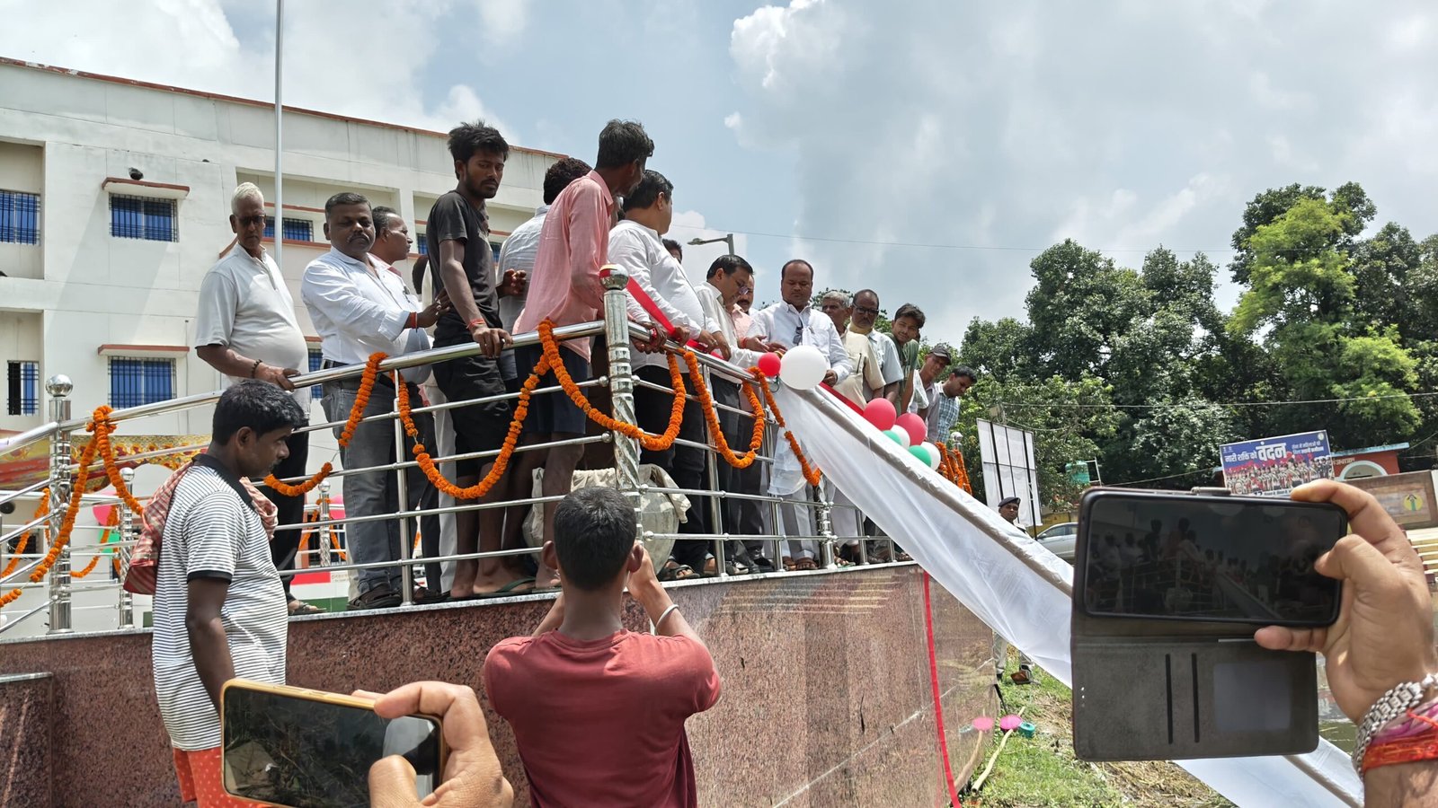पुराने पोखर में अब होगा मत्स्य पालन, मछली का जीरा डालकर की गई शुरुआत
