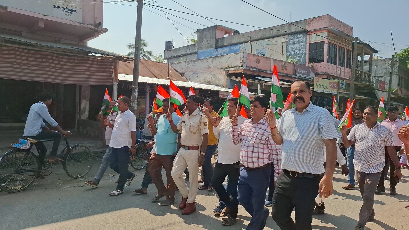प्रखंड कार्यालय परिसर से निकली भव्य तिरंगा यात्रा, देशभक्ति के नारों से गूंजा प्रतापगंज
